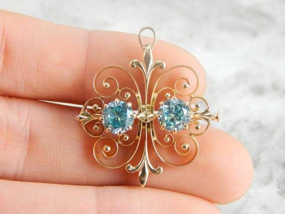 Colgante de circonita azul antiguo con desplazamiento