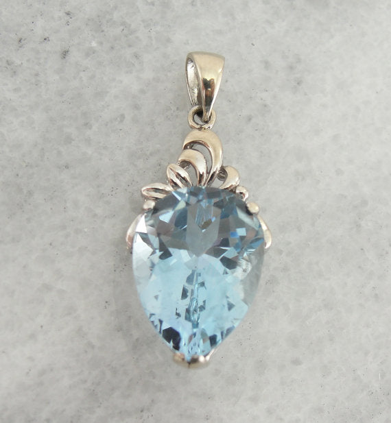 Solitario Aguamarina en Colgante de Filigrana de Oro Blanco