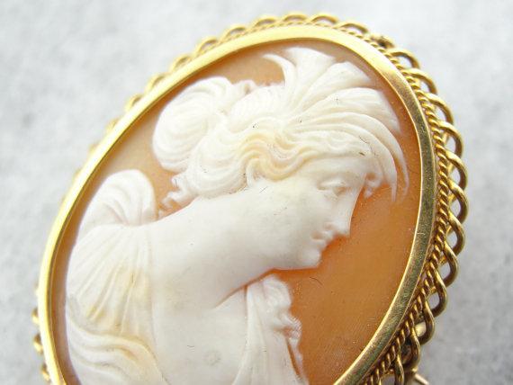 Vintage Twist Bezel Cameo in Yellow Gold