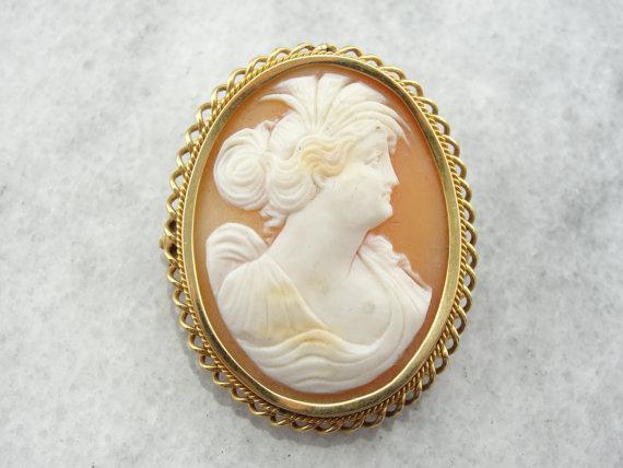 Vintage Twist Bezel Cameo in Yellow Gold
