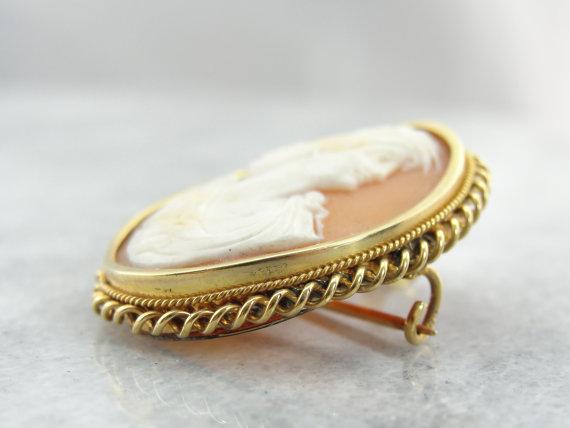 Vintage Twist Bezel Cameo in Yellow Gold