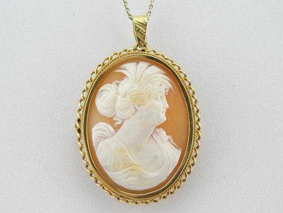 Vintage Twist Bezel Cameo in Yellow Gold