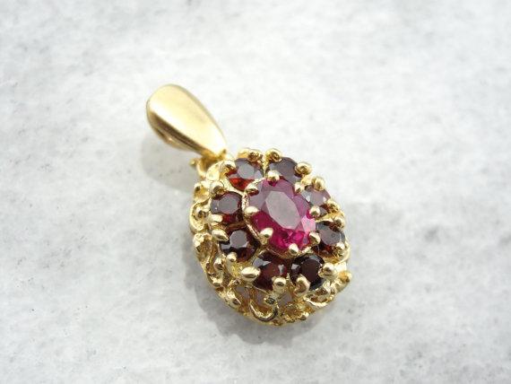 Precioso colgante de racimo rosa y rubí