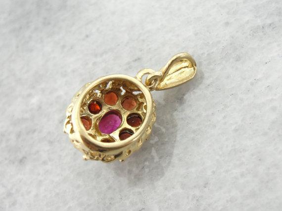 Precioso colgante de racimo rosa y rubí