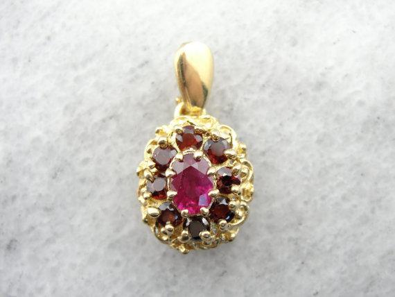 Precioso colgante de racimo rosa y rubí