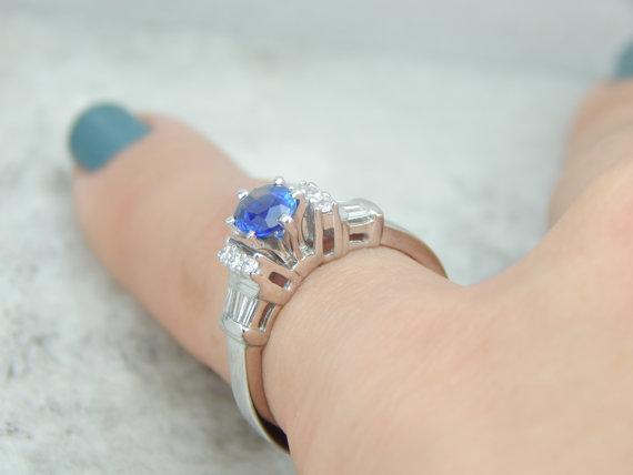 Fine Ceylon Sapphire, Platinum and Diamond Lady's Ring