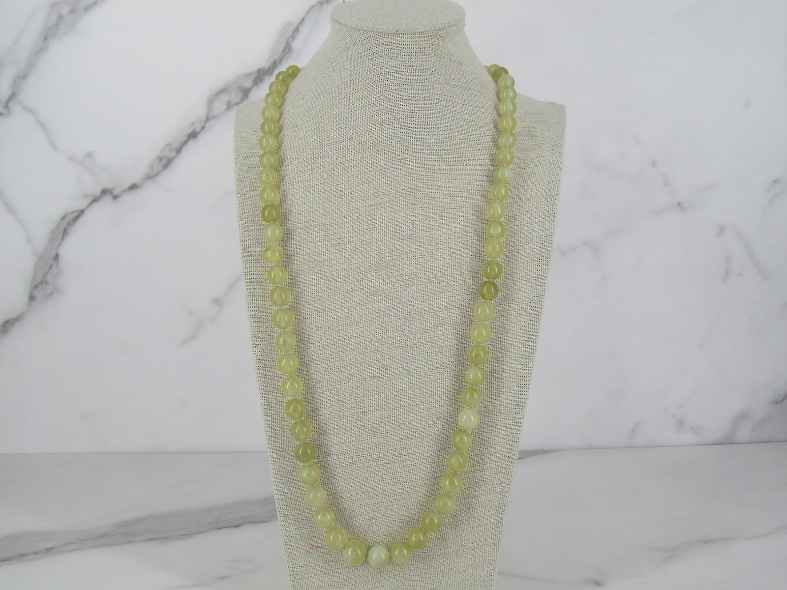 Collar de cuentas graduadas de jade verde claro plateado