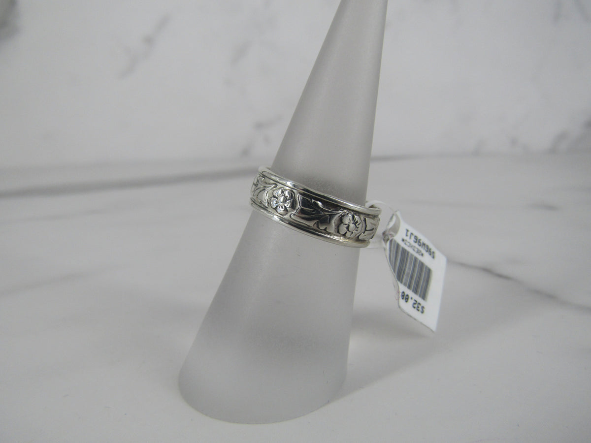 Anillo pequeño de plata con grabado floral