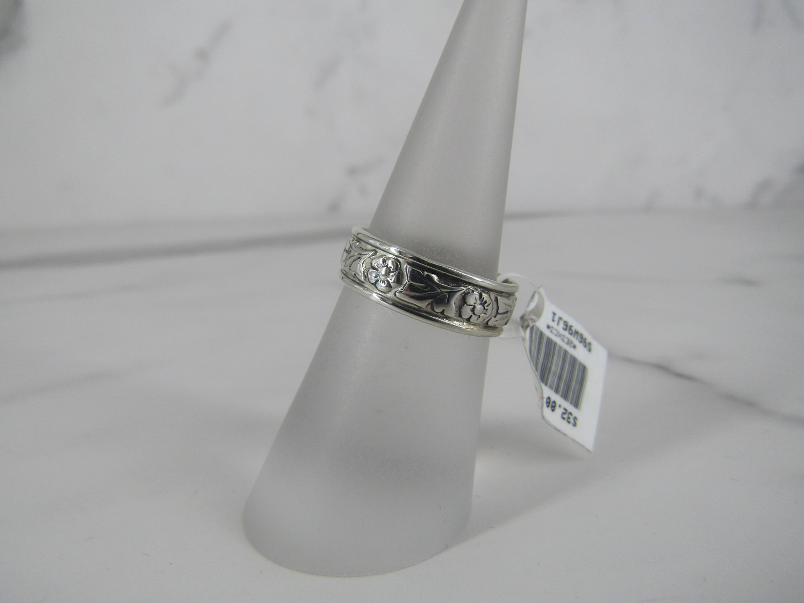Anillo pequeño de plata con grabado floral