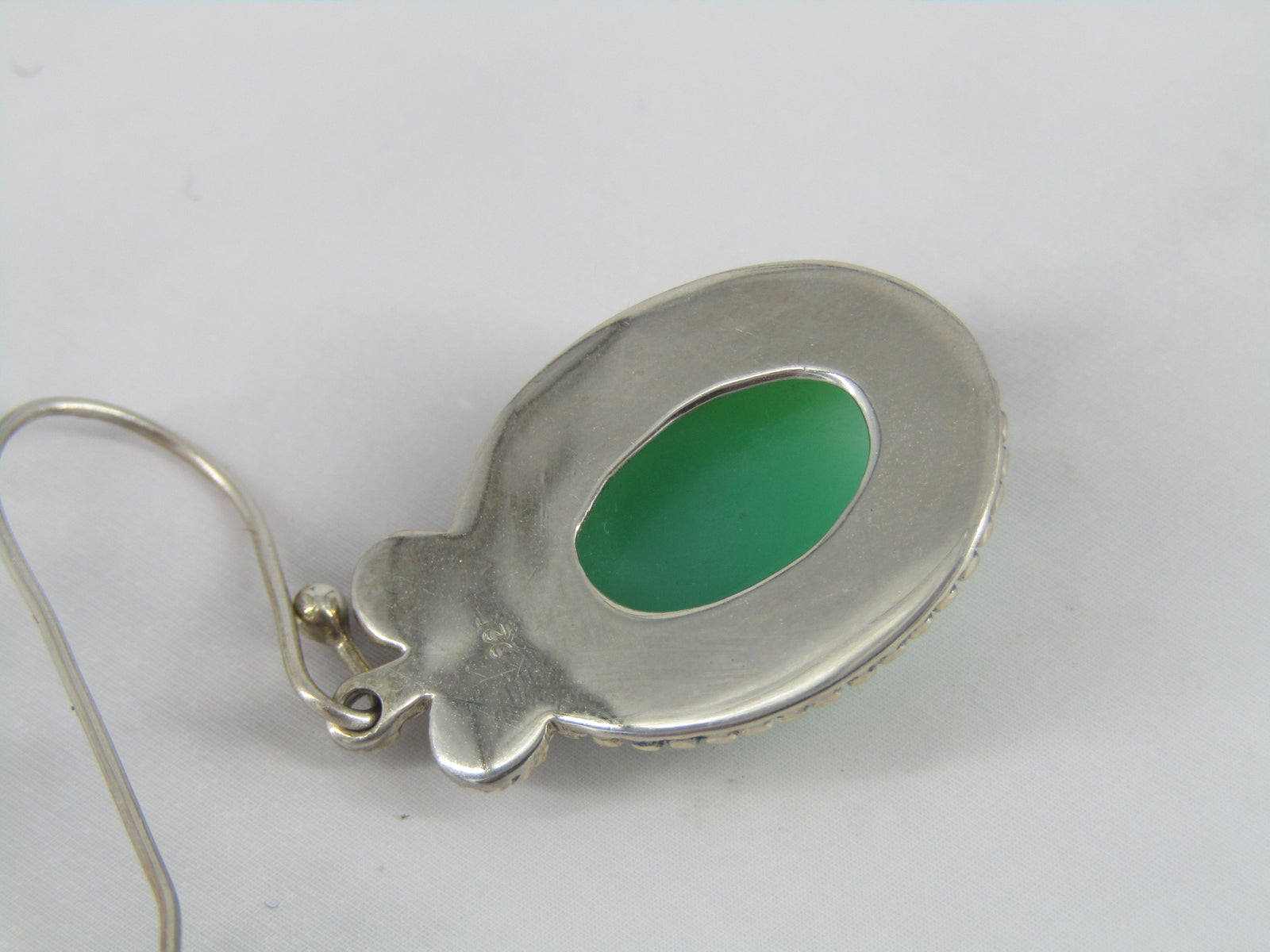 Pendientes con acento de cuerda ovalada de crisoprasa