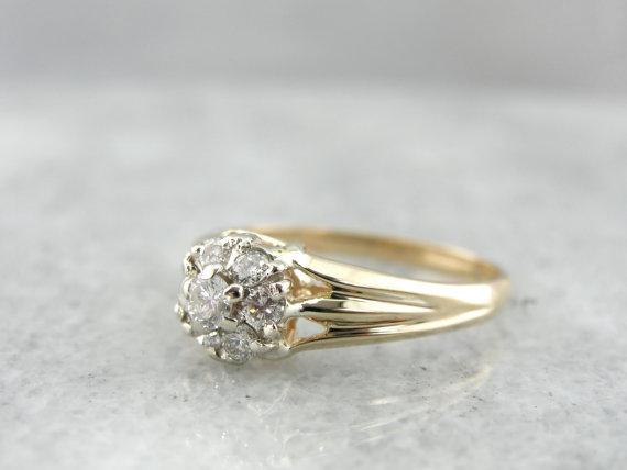 Anillo de cóctel de diamantes de tamaño modesto vintage