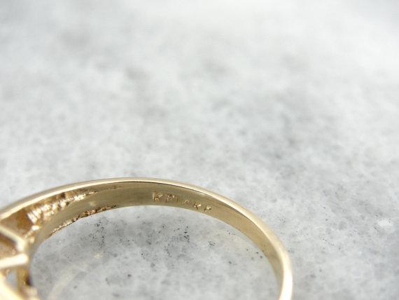 Anillo de cóctel de diamantes de tamaño modesto vintage