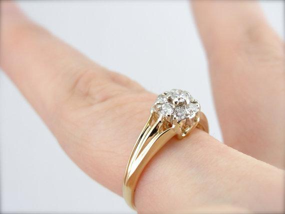 Anillo de cóctel de diamantes de tamaño modesto vintage