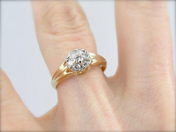 Anillo de cóctel de diamantes de tamaño modesto vintage