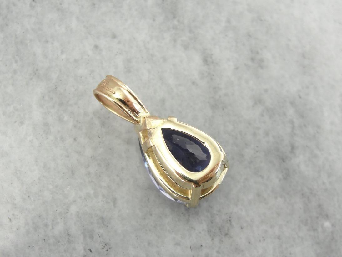 Colgante en forma de lágrima de tanzanita con talla de pera