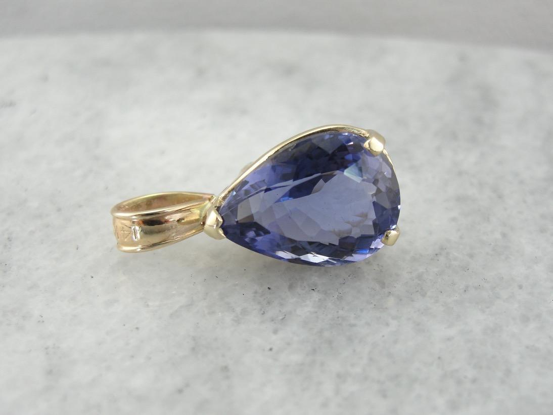 Colgante en forma de lágrima de tanzanita con talla de pera