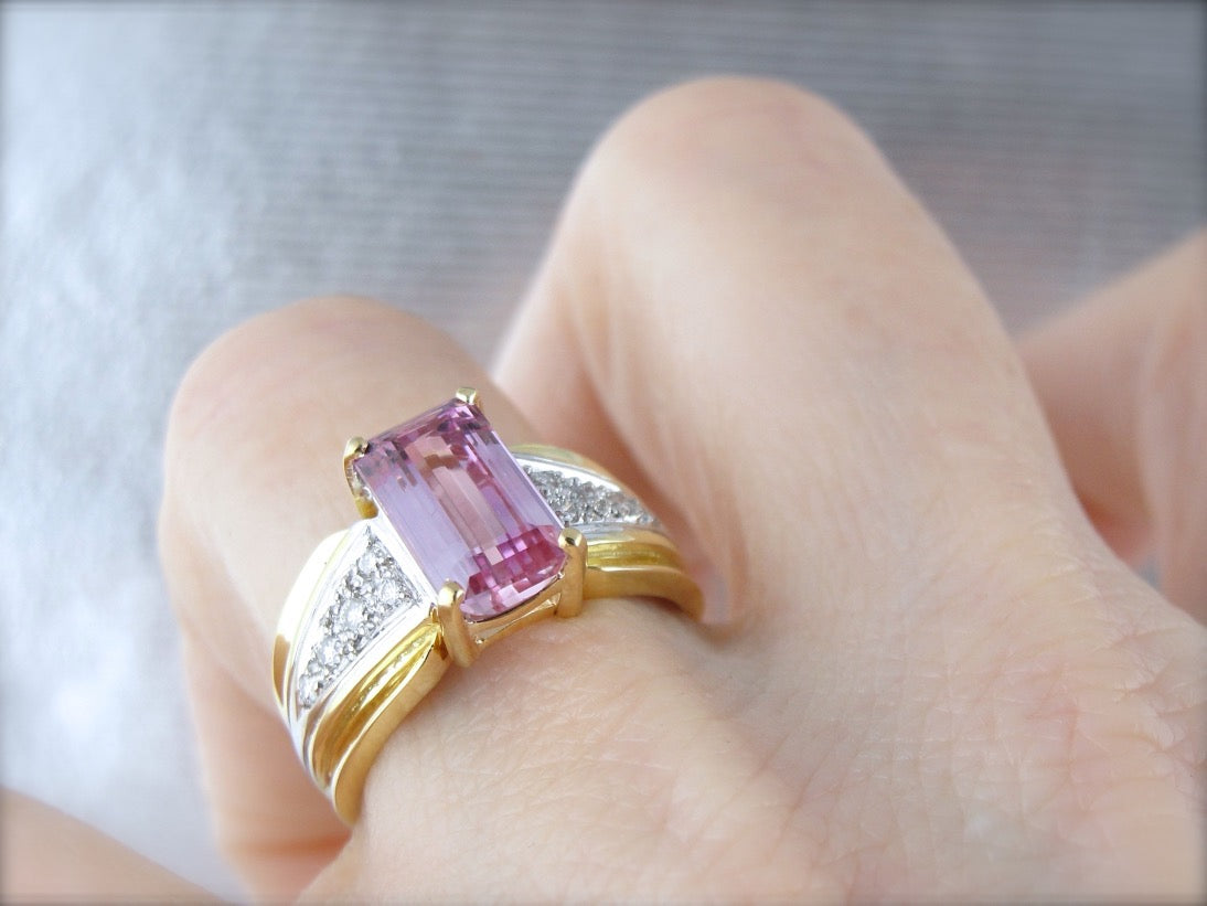 Bonito anillo de cóctel de turmalina rosa