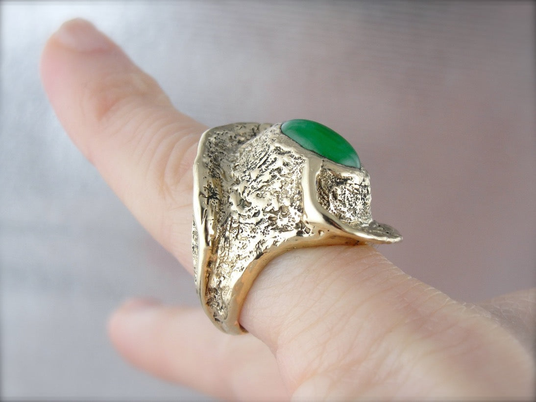 Anillo llamativo de jade inusual, engaste de oro amarillo grueso