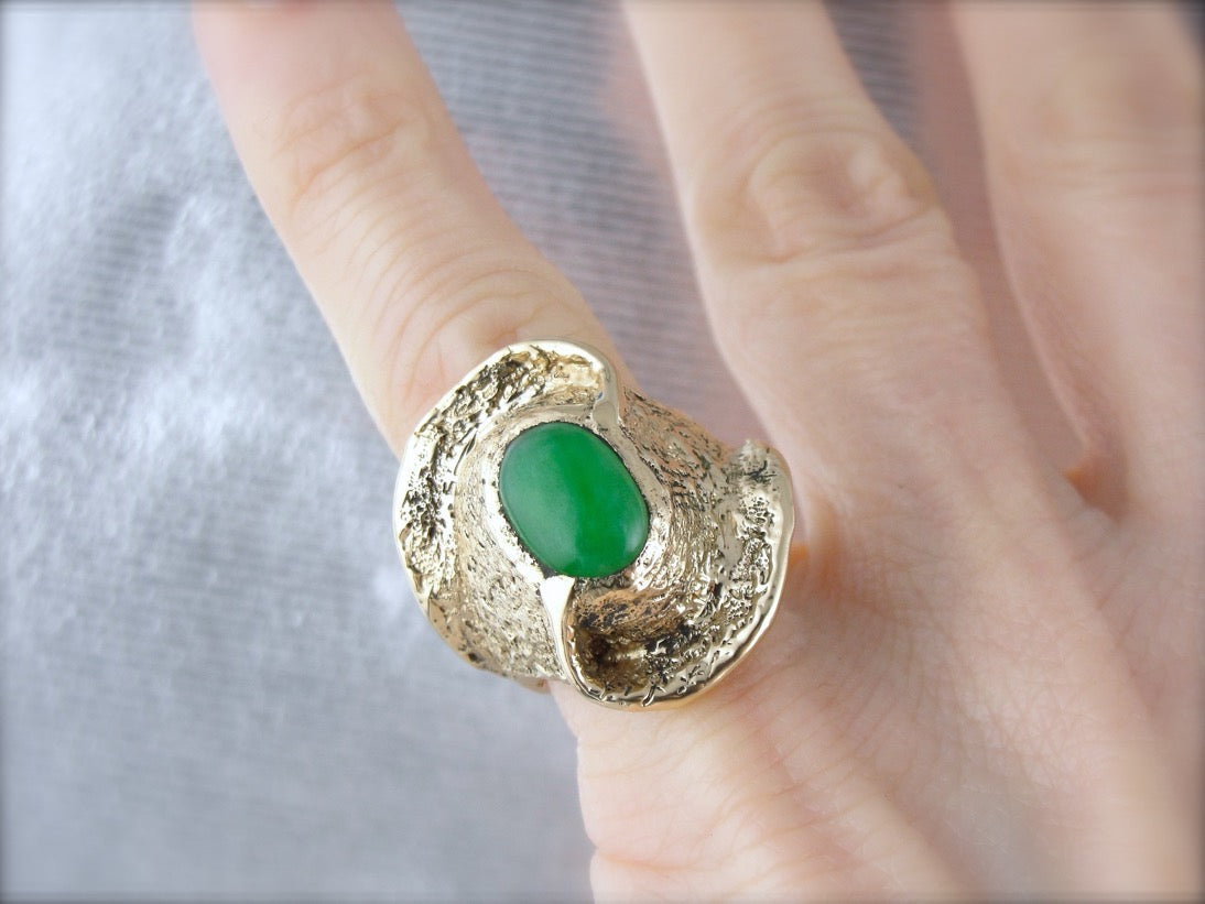 Anillo llamativo de jade inusual, engaste de oro amarillo grueso