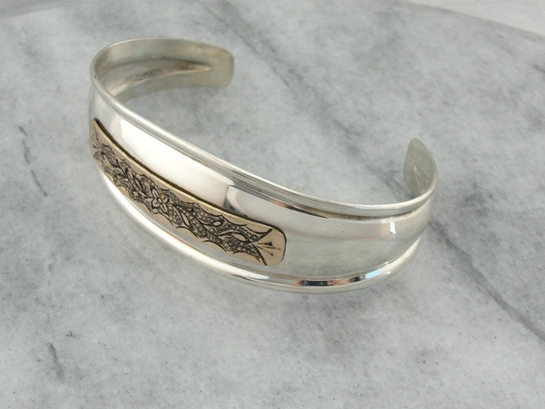 Upcycled Eras, brazalete de metal con mezcla de motivos florales