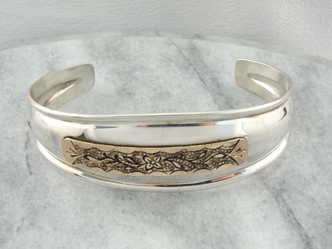 Upcycled Eras, brazalete de metal con mezcla de motivos florales