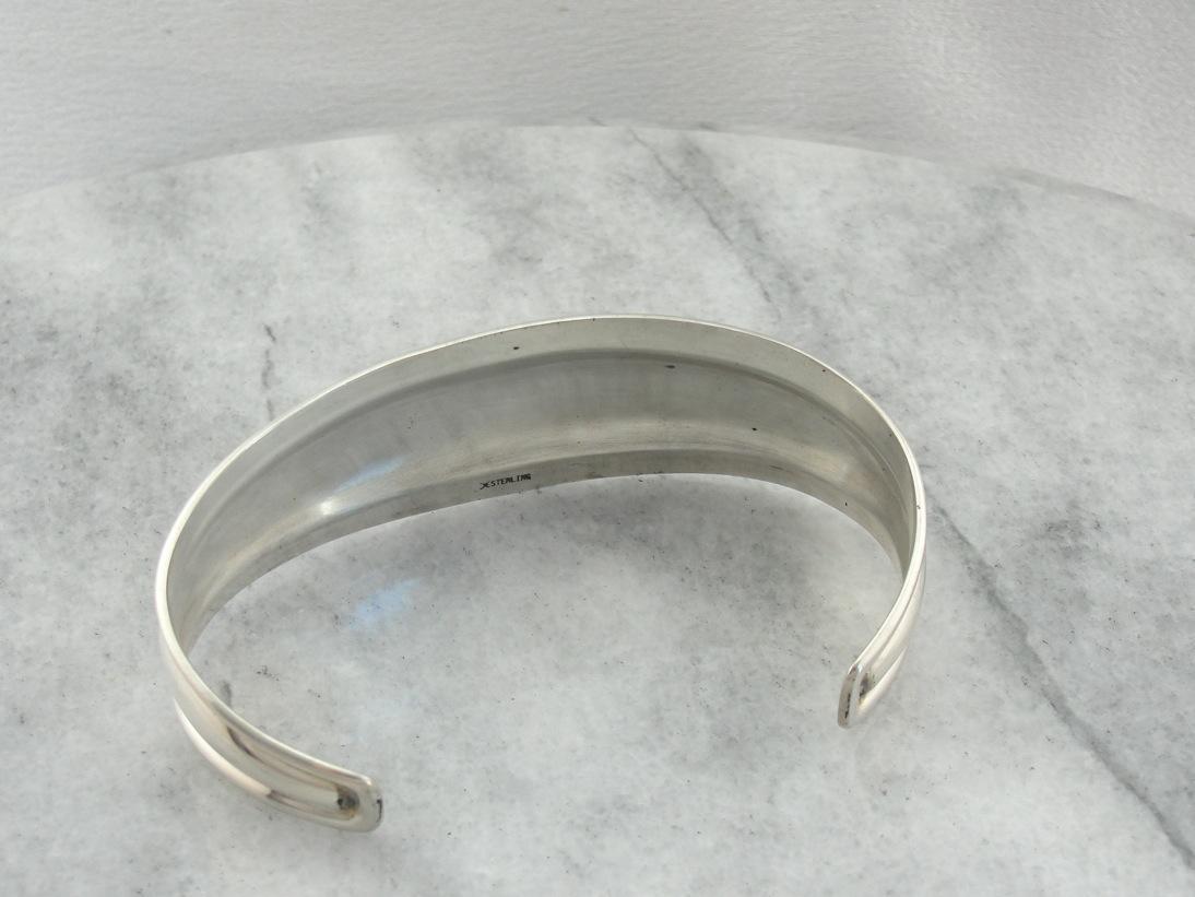 Upcycled Eras, brazalete de metal con mezcla de motivos florales