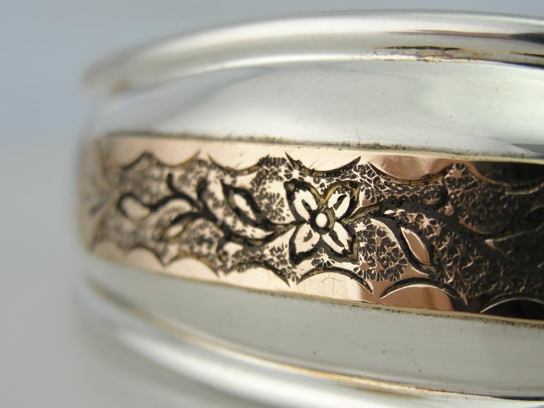 Upcycled Eras, brazalete de metal con mezcla de motivos florales