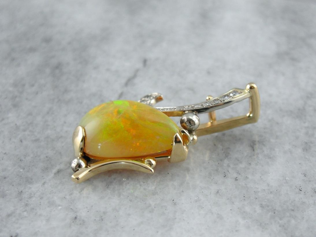 Colgante contemporáneo de ópalo y diamantes