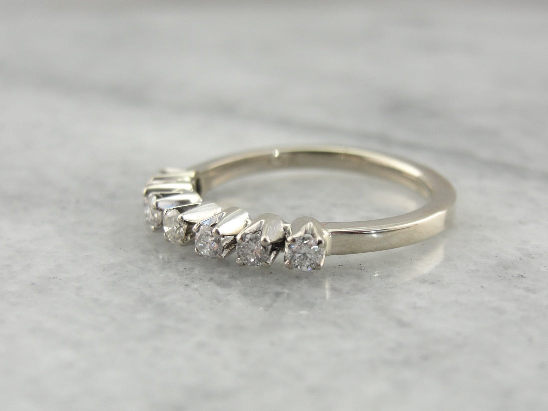 Alianza de boda con diamantes engarzados en puntas en oro blanco