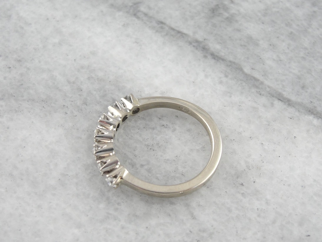 Alianza de boda con diamantes engarzados en puntas en oro blanco