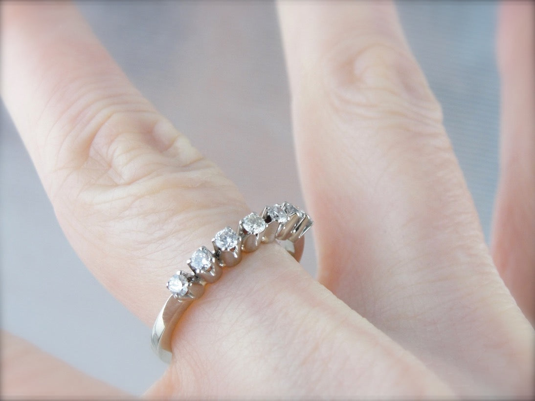 Alianza de boda con diamantes engarzados en puntas en oro blanco