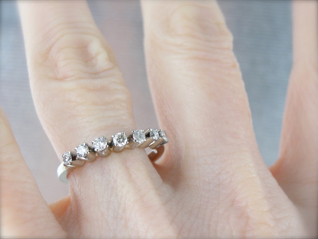 Alianza de boda con diamantes engarzados en puntas en oro blanco