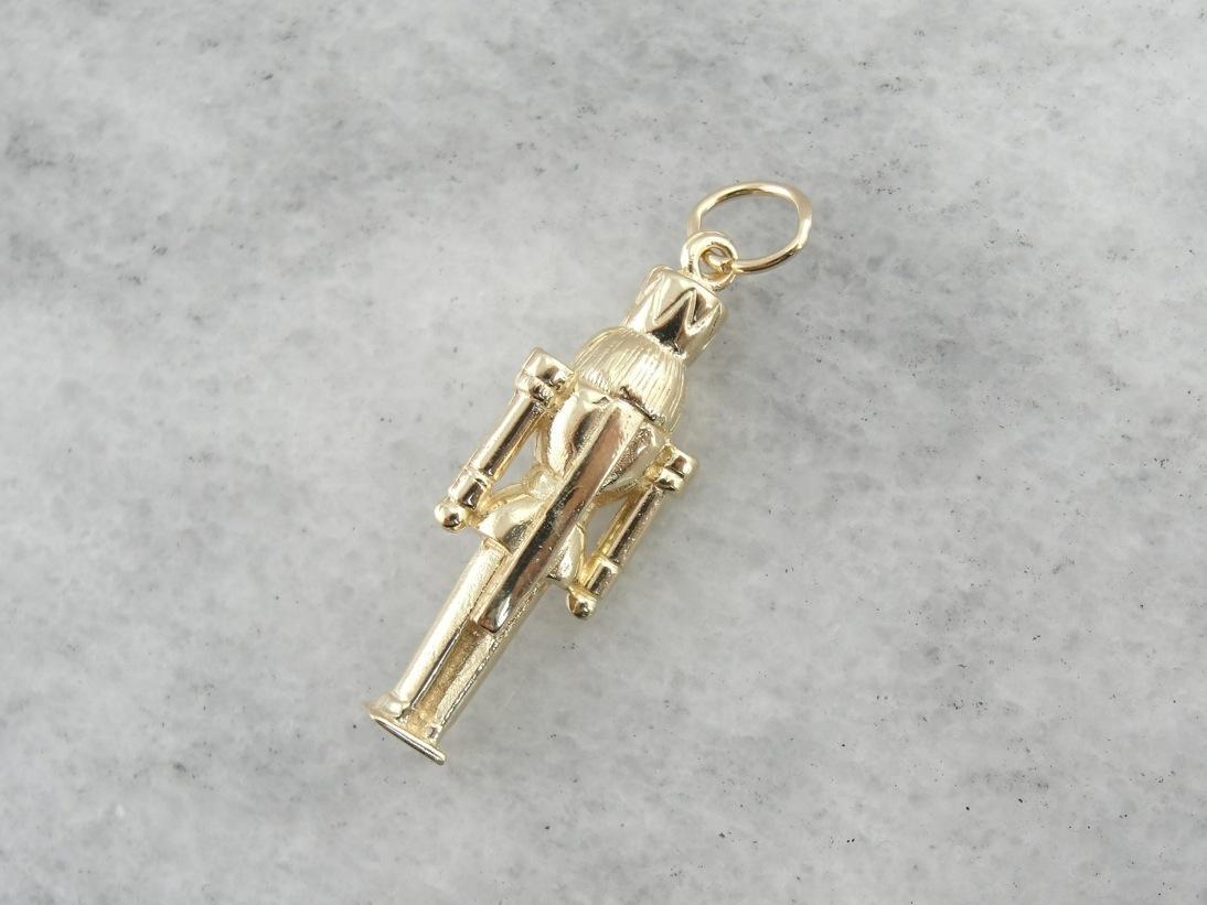 Dije de Cascanueces en oro amarillo de 14 k