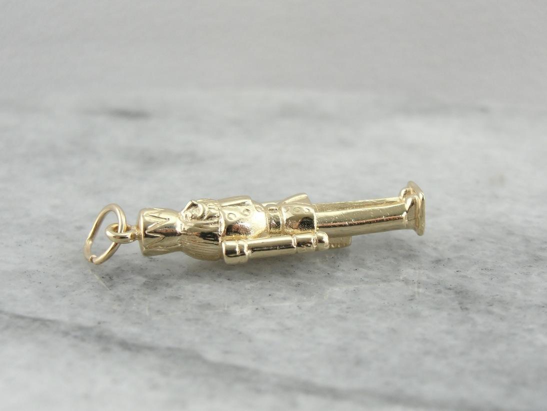 Dije de Cascanueces en oro amarillo de 14 k