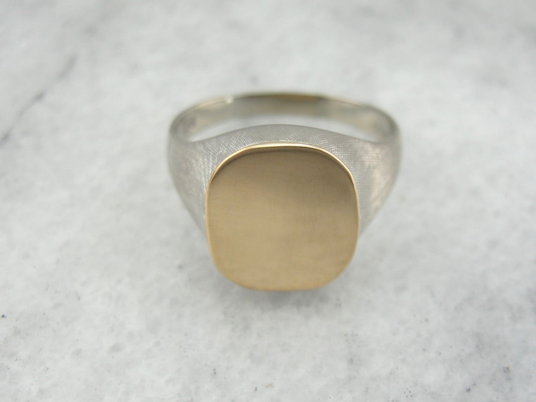 Anillo tipo sello texturizado de dos tonos, oro blanco y amarillo