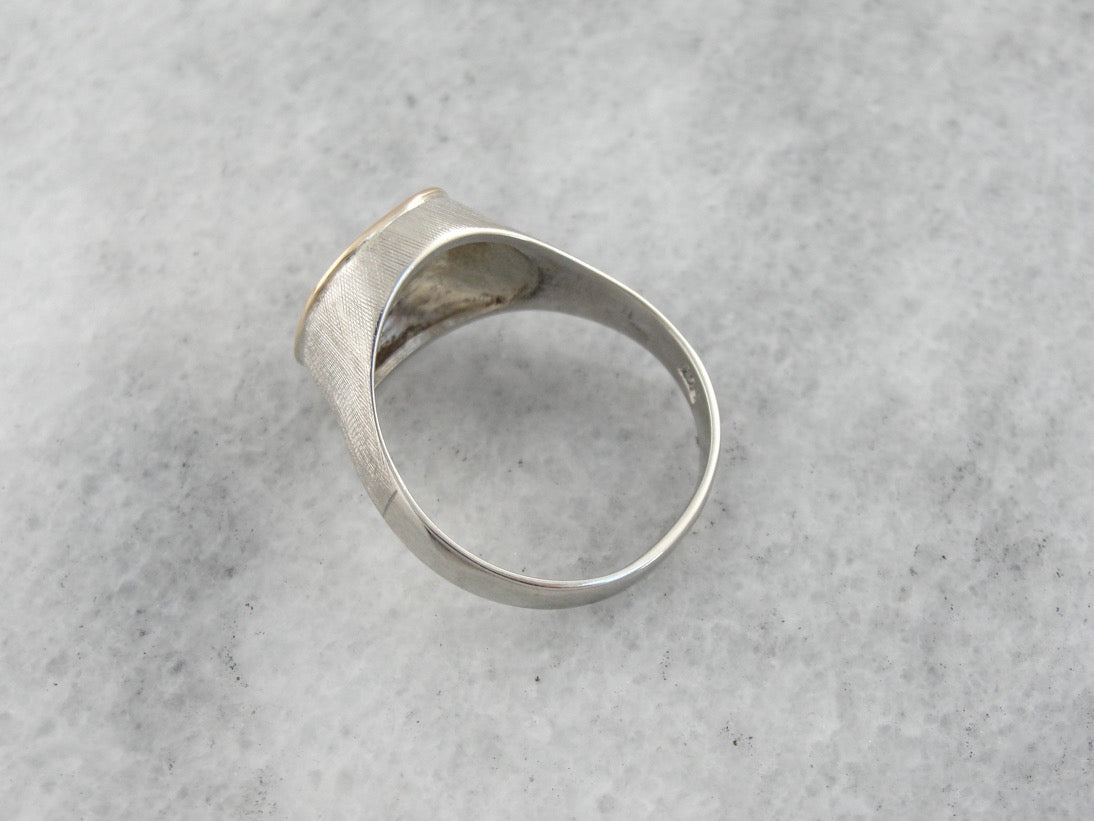 Anillo tipo sello texturizado de dos tonos, oro blanco y amarillo