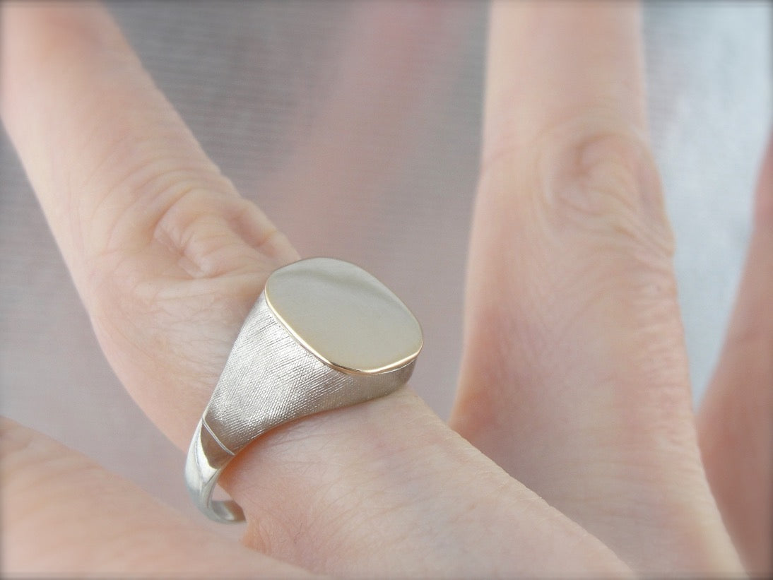 Anillo tipo sello texturizado de dos tonos, oro blanco y amarillo