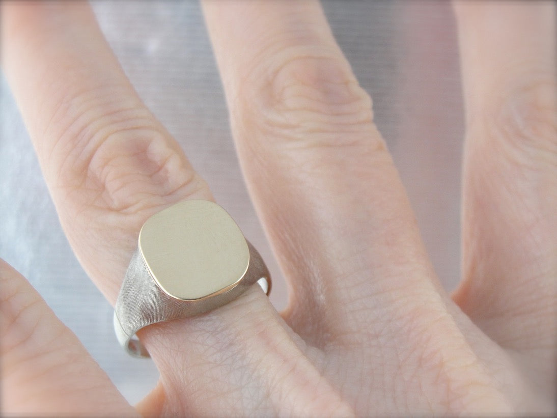 Anillo tipo sello texturizado de dos tonos, oro blanco y amarillo