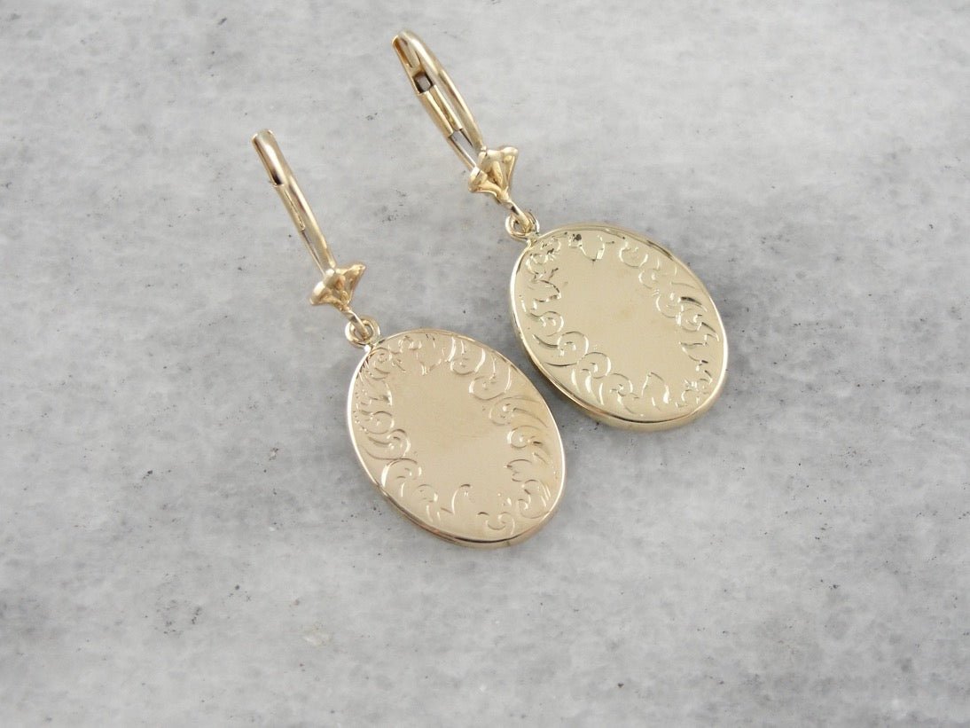 Pendientes colgantes de oro amarillo con borde simple grabado