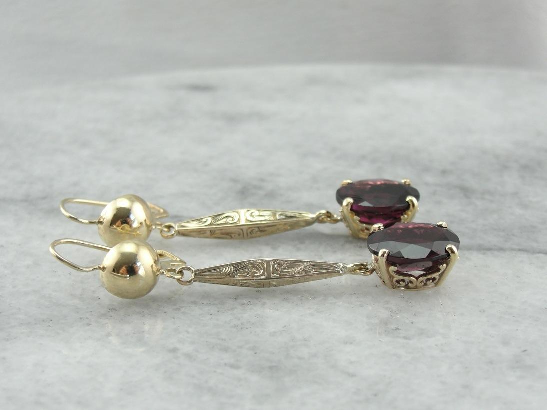 Granate uva y barra de oro antigua grabada: pendientes colgantes