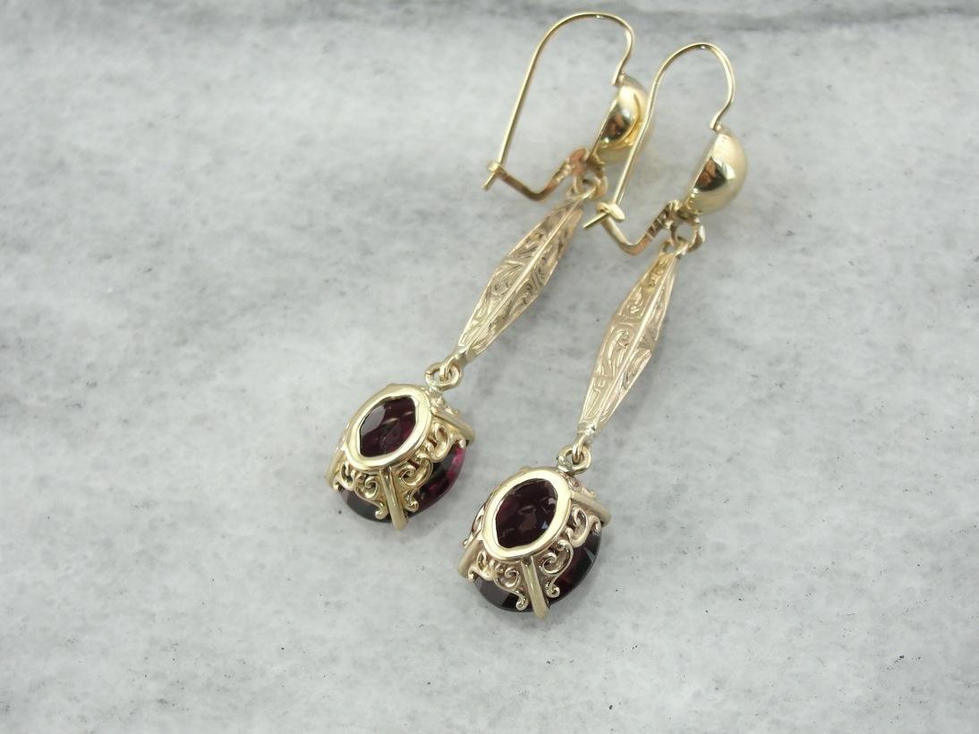 Granate uva y barra de oro antigua grabada: pendientes colgantes