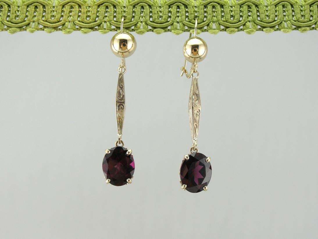 Granate uva y barra de oro antigua grabada: pendientes colgantes