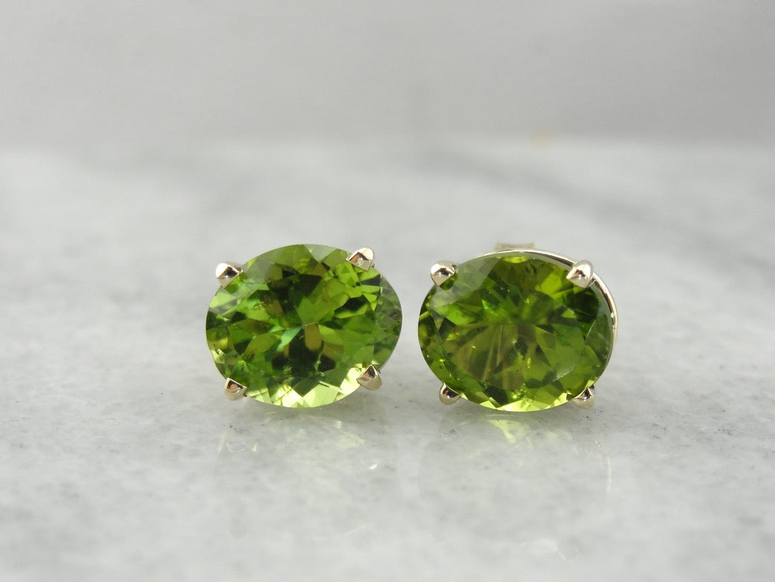 Pendientes grandes de peridoto ovalado en oro amarillo