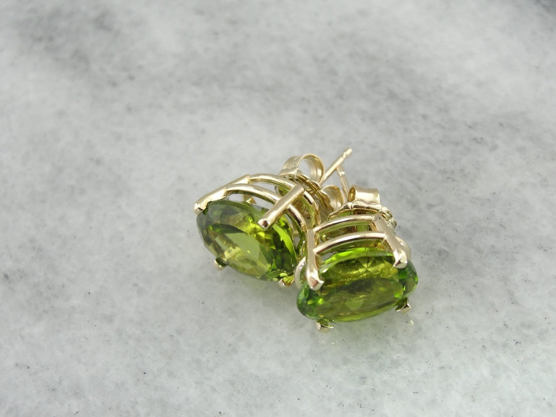 Pendientes grandes de peridoto ovalado en oro amarillo