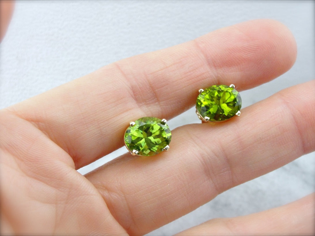 Pendientes grandes de peridoto ovalado en oro amarillo