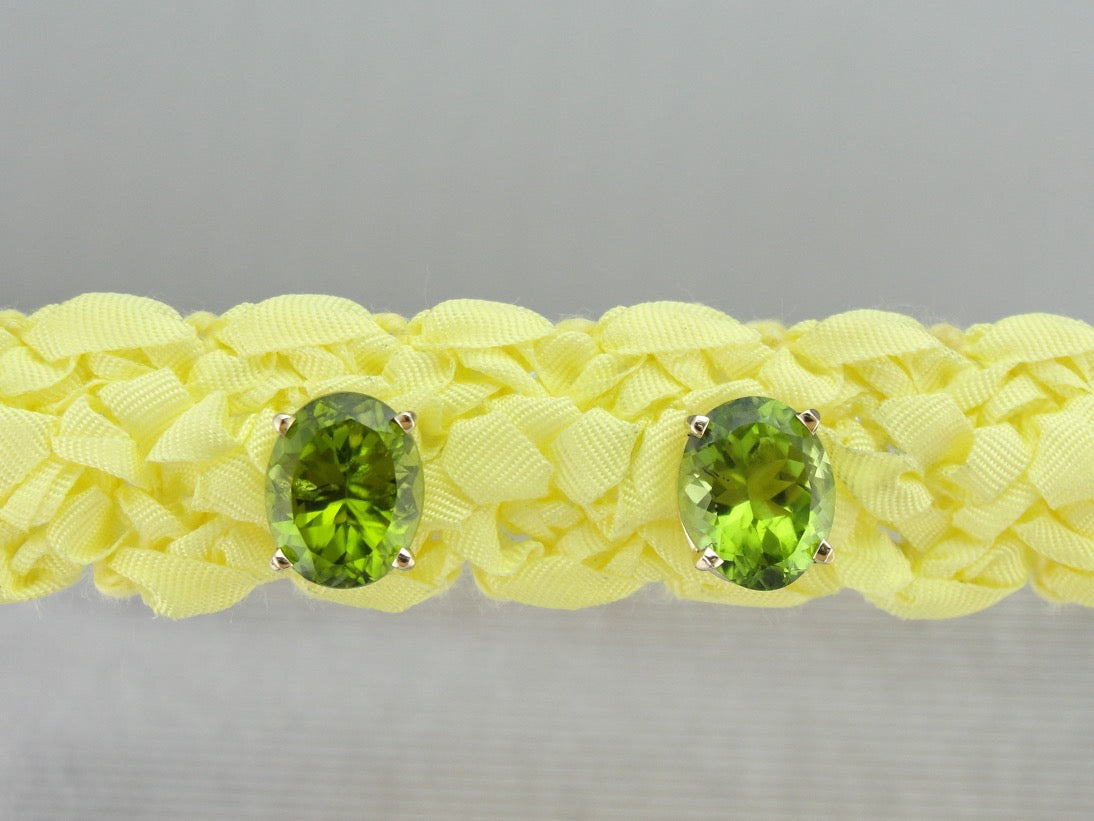 Pendientes grandes de peridoto ovalado en oro amarillo
