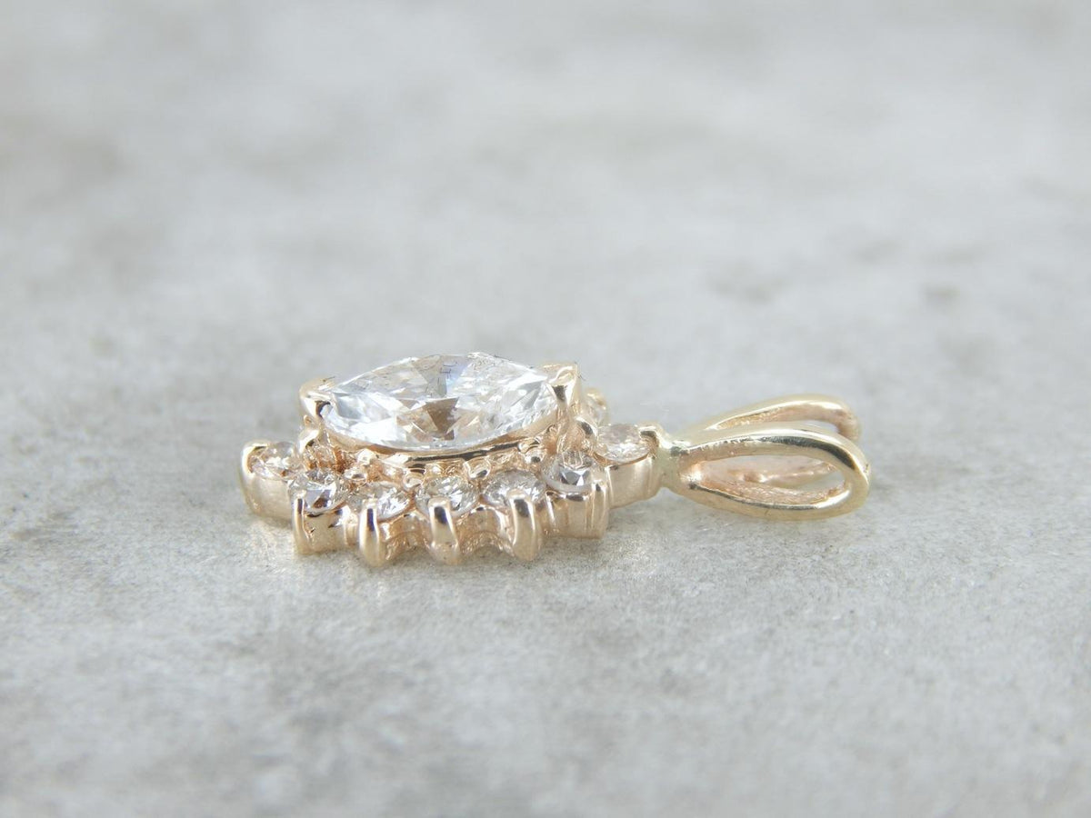 Colgante de oro con halo de diamantes marquesa