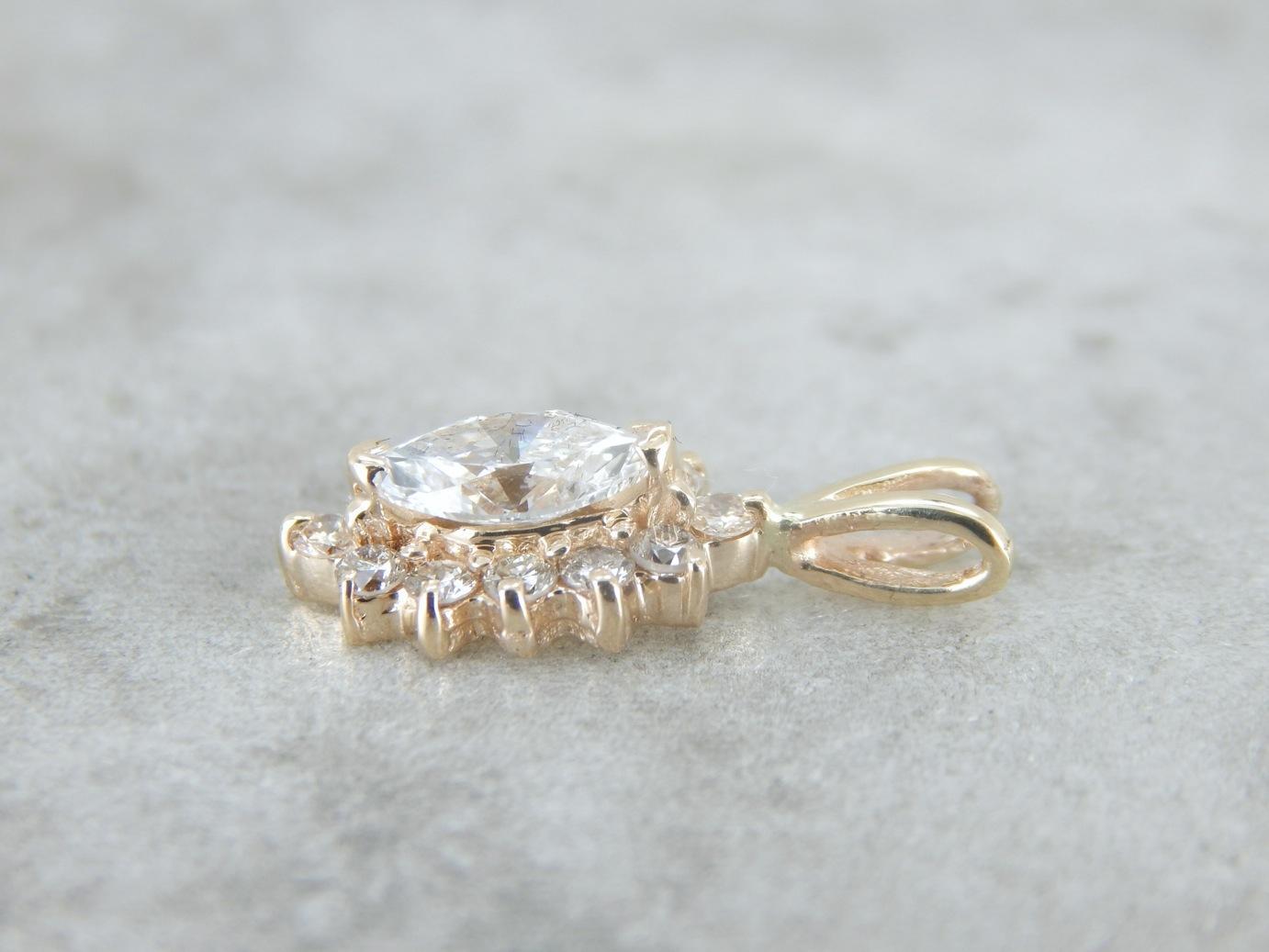 Colgante de oro con halo de diamantes marquesa