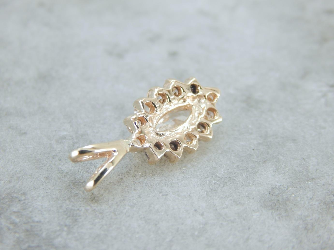 Colgante de oro con halo de diamantes marquesa