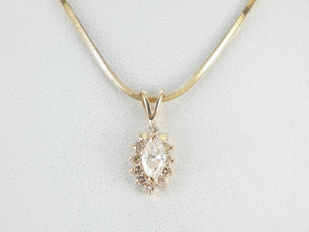 Colgante de oro con halo de diamantes marquesa